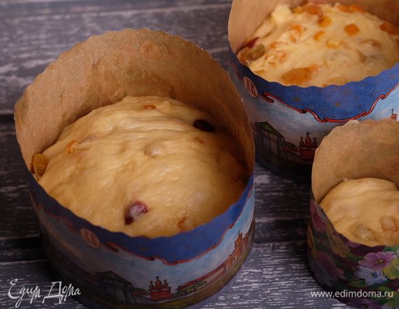 Разложить тесто по формам для выпечки и поставить в теплое место на полтора часа.