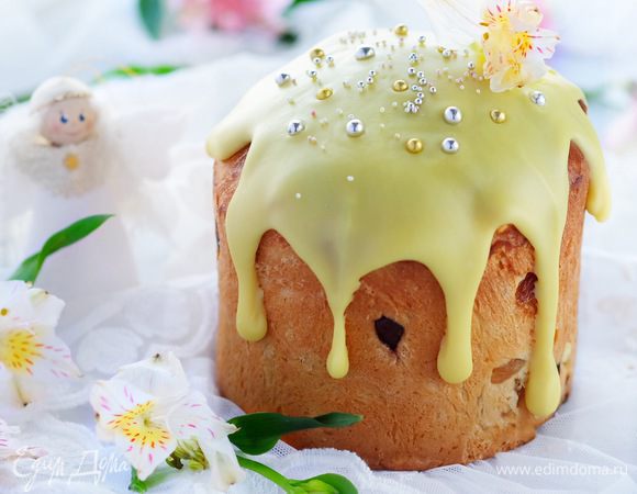 Духовку разогреть до 200°C. Подошедшие куличи смазать яйцом и поставить выпекаться на примерно 20–40 минут (в зависимости от размера формы). Готовность кулича лучше проверить тестом на сухую зубочистку. Готовые куличи остудить и украсить по вкусу