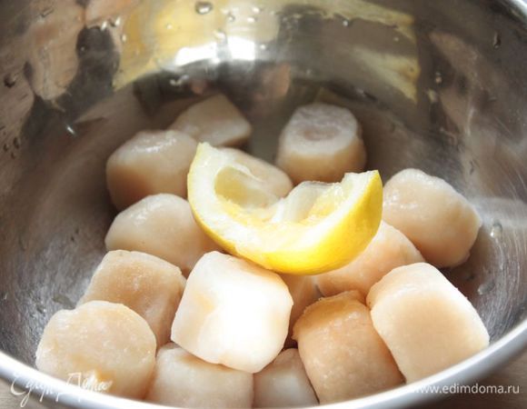 1 литр растительного масла указан для фритюра :)

Смешайте лимонный сок с белым вином и замаринуйте в получившейся смеси гребешки в течение 15–20 минут.