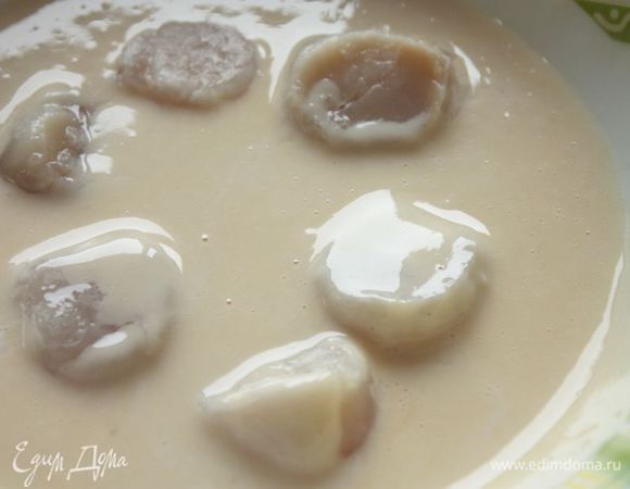 Разогрейте масло в сотейнике или фритюрнице. Выньте гребешки из маринада и слегка обсушите их с помощью бумажных полотенец. Окунайте гребешки в кляр и по одному аккуратно опускайте во фритюр.