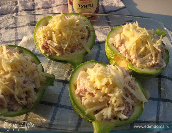 Заполнить лодочки начинкой, посыпать оставшимся сыром. На дно формы влить вино (или воду). 