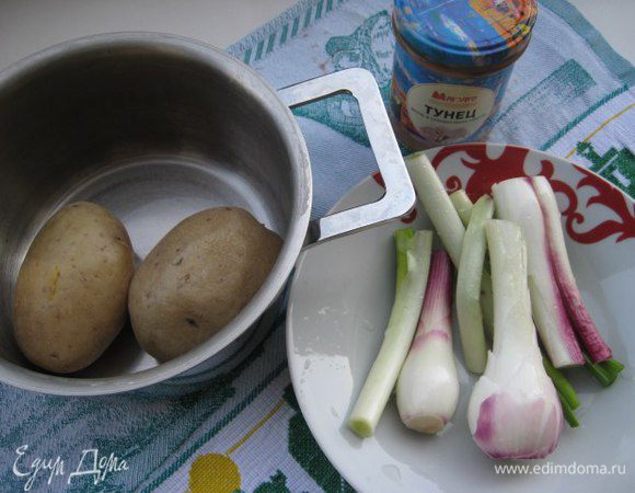 Картофель отварить в мундире до готовности, остудить. Лук почистить — я брала молодой лук, его белую часть
Для пирога я взяла филе тунца в оливковом масле ТМ «Магуро».
Если тесто замороженное, то предварительно разморозить.