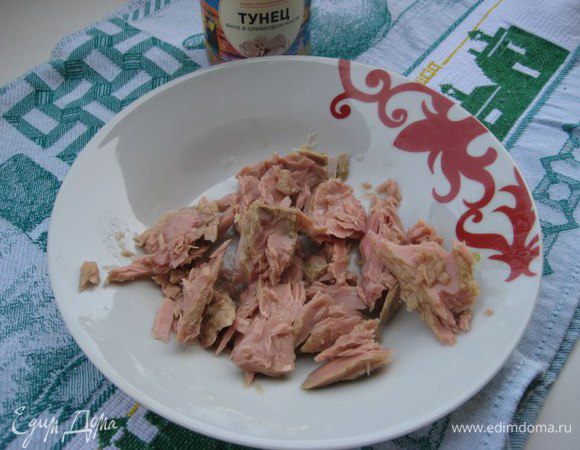 Тунца разделить вилкой на небольшие кусочки, выложить сверху на тесто. Сверху оливки.