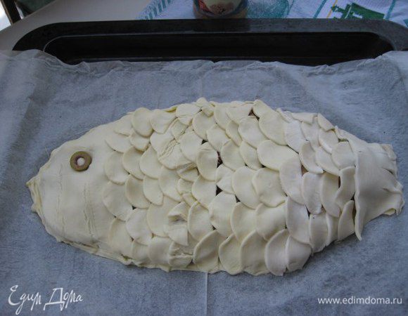 Оставшимся тестом украсить верх пирога, края защипнуть. Желток размешать с одной ложкой воды, яичной смесью смазать пирог. 