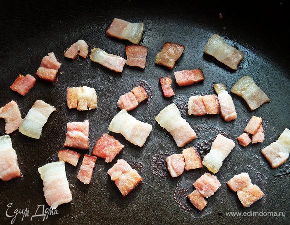 Бекон мелко нарезать и обжарить до хруста.