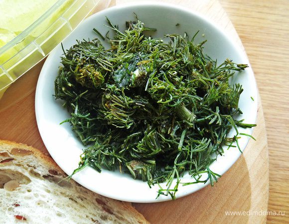 Укроп измельчить.