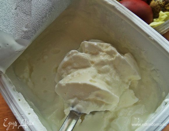 Берем густой греческий йогурт или сливочный мягкий сыр.