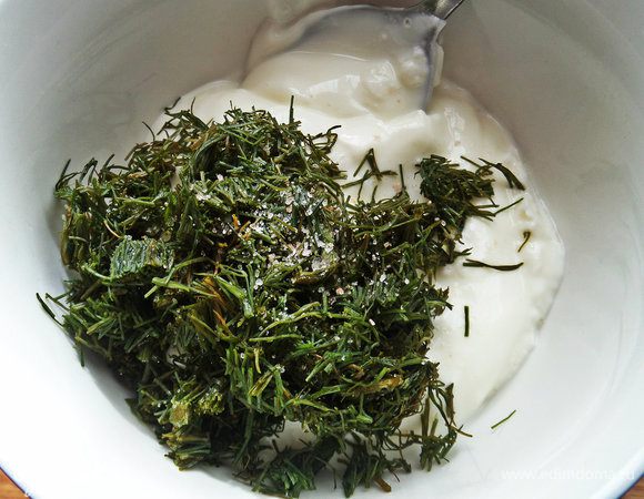 Добавить в йогурт укроп и соль.
