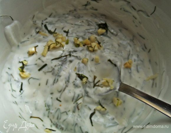 Перемешать с чесноком по желанию.