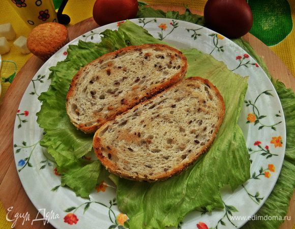 Хлеб положить на листья салата.