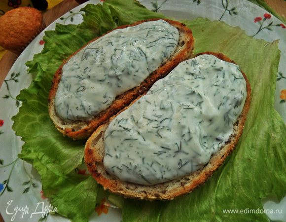Сверху паста из йогурта.