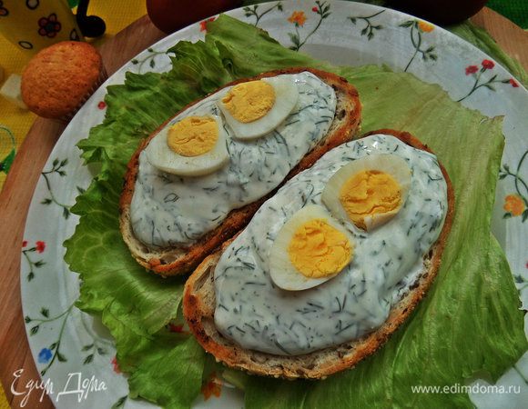 Яйца очистить, разрезать пополам и положить на бутерброды. Куриные яйца подать ломтиками.