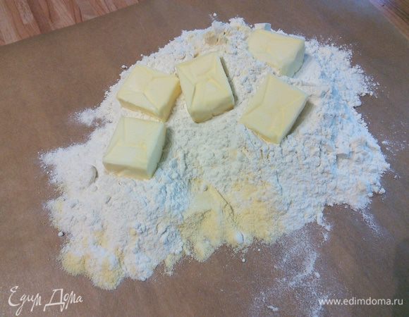 Смешать оба вида муки с солью. Добавить холодное масло. 