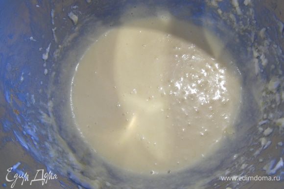 Взбить мягкое сливочное масло с сахарной пудрой, продолжая взбивать добавьте яйца и желтки.