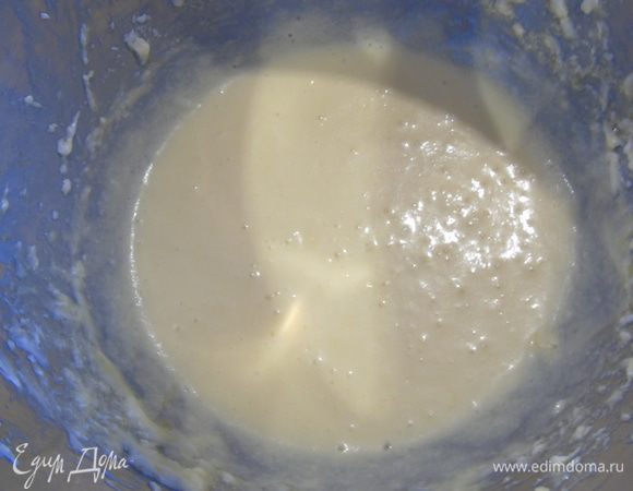 Взбить мягкое сливочное масло с сахарной пудрой, продолжая взбивать добавьте яйца и желтки.