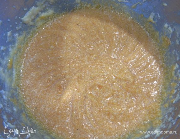 Продолжая взбивать, введите морковное пюре.