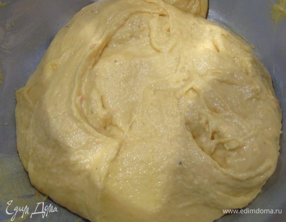 Всыпьте просеянную муку с солью и замесите тесто. Тесто будет жидким, так и должно быть. Накройте чистым полотенцем или пленкой и оставьте в теплом месте на 1,5–2 часа подойти.