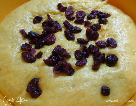 Добавьте клюкву, перемешайте.