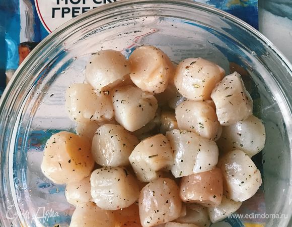 Промойте морские гребешки. Переложите гребешки в миску, полейте подсолнечным маслом, поперчите, посолите. Перемешайте и оставьте в холодильнике на 15 минут.