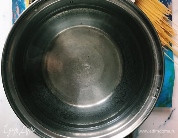 Приготовьте пасту. В средней кастрюле доведите воду до кипения, добавьте 1 ч. л. соли и 1 ст. л. растительного масла. Положите пасту в кастрюлю и следите, чтобы она не прилипала ко дну. Пасту варите до состояния аль денте, когда вы соедините пасту с сливочным соусом, она дополнительно впитает в себя влагу.