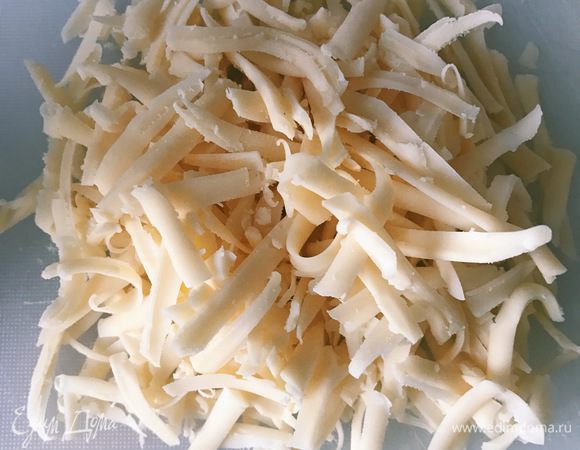 Пока маринуются гребешки и готовиться паста, натрите сыр на крупной терке.