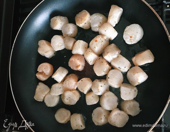 Обжарьте морские гребешки в глубокой сковороде с двух сторон. Дополнительно масло добавлять не нужно.
