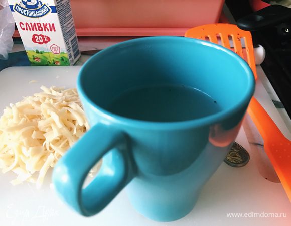 Когда паста приготовиться, отлейте немного бульона, в котором варилась паста. Он может пригодиться, когда вы соедините пасту с соусом.