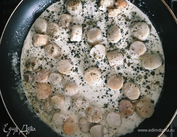 После того как обжарите с 2-х сторон гребешки до румяной корочки, залейте их сливками. Для того, чтобы придать пасте неповторимый вкус, добавьте прованские травы и ,помешивая, готовьте еще 3 минуты.