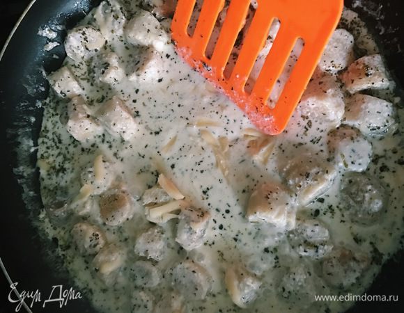 Добавьте немного сыра к соусу с гребешками.