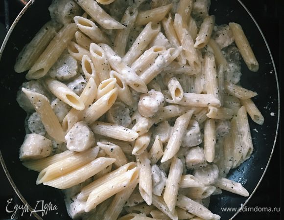 Переложите пасту к соусу и ,помешивая, готовьте еще минуту, после чего подавайте к столу!