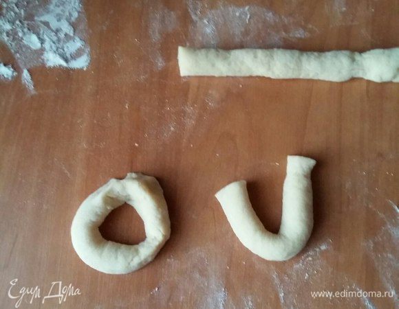 Ножом нарезаем на полосочки разной длины, соединяем в круг (получаются и большие, и маленькие калачики). 