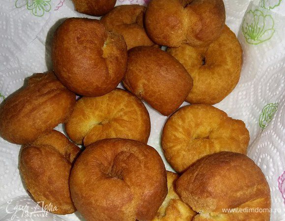 Готовые калачики выкладываем на бумажное полотенце, чтобы убрать лишний жир.