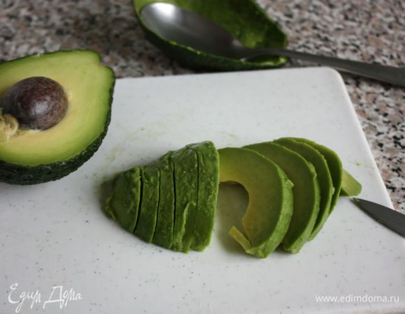  Нарезать обе половинки поперек и сбрызнуть лимонным соком.
