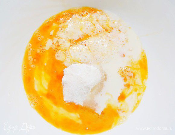 Затем влить молоко и хорошо размешать. Влить в тесто растительное масло и коньяк (опционально).