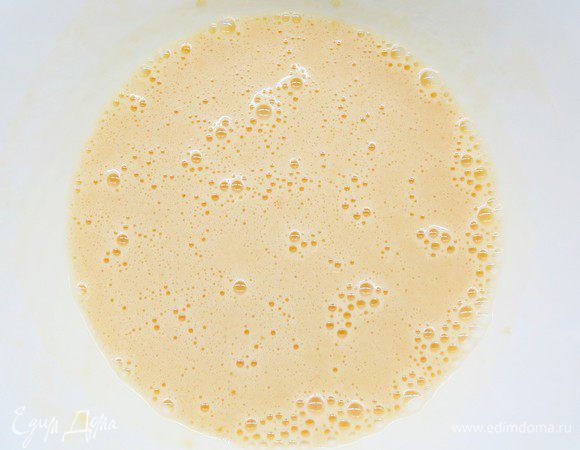 Хорошенько взбить тесто миксером до образования пузырьков.