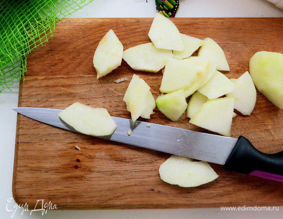 Яблоки очистить, убрать семечки и перегородки, затем нарезать тонкими пластинками (такой способ нарезки обязателен, иначе не получится нужная нам структура разреза).
