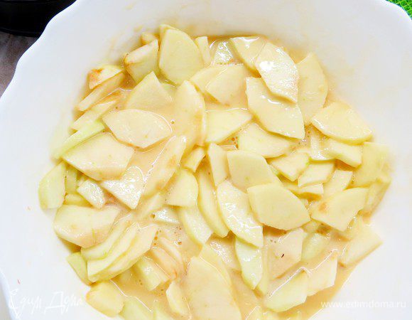 Кладем нарезанные яблоки в тесто. Теста должно быть почти и не видно, оно должно равномерно распределиться между кусочками яблок.