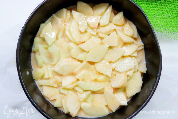 Форму диаметром 20 см застелить бумагой для выпечки и вылить тесто с яблоками. Выпекать в разогретой духовке 25–30 минут при температуре 200°C. Пирог готов, когда на ощупь он достаточно твердый.