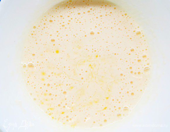 В это время готовим нашу миндальную корочку. Нужно взбить в белую пену яйцо с сахаром, затем добавить растопленное сливочное масло и еще раз взбить, залить этой смесью еще горячий пирог.