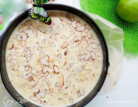 Сверху посыпать лепестками миндаля и 1 ст. л. сахара. Поставить еще на 10–15 мин. в духовку при температуре 200°C и выпекать до золотистой корочки.