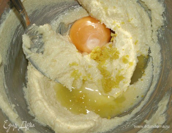 Размягченное масло с сахаром взбиваем в мягкий крем. Добавляем один желток, цедру лимона, лимонный сок, шепотку соли.