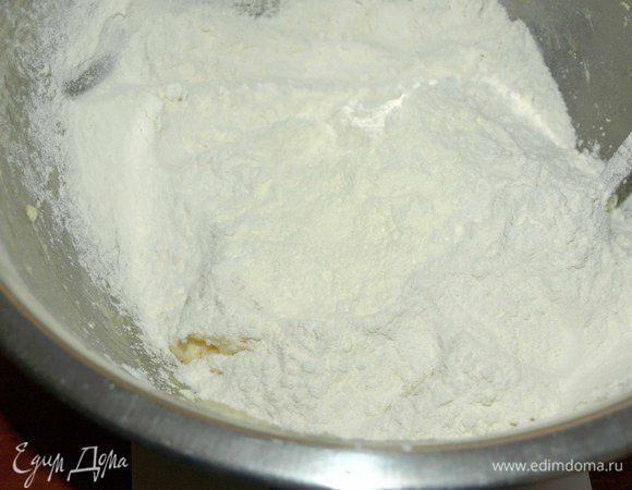 Добавляем просеянную муку с разрыхлителем.