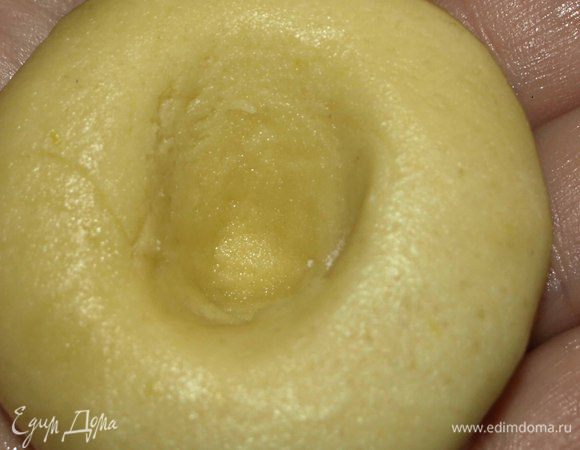 Формируем из теста шарик весом 30 г. Слегка расплющиваем и делаем углубление