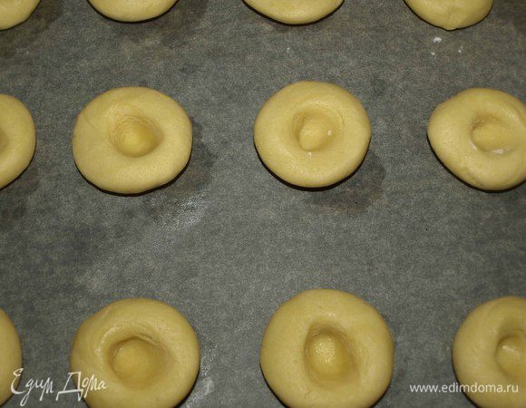 Выкладываем на противень застеленный пекарской бумагой и отправляем в заранее разогретую до 180°C духовку на 15–20 минут.