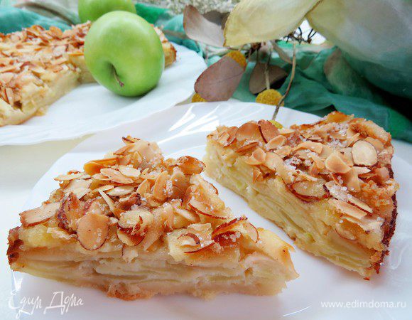 Пирог нужно полностью охладить и только потом извлечь из формы (или, как вариант, можно подавать прямо в форме). Пирог очень вкусен именно в холодном виде. Если начнете есть его теплым, то может быть привкус яиц или разрыхлителя, при остывании запах пропадает. Пирог становится еще вкуснее на следующий день, так что постарайтесь отложить что-нибудь на следующий день, как бы трудно вам не было! :)