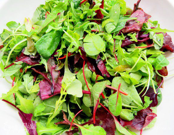 Руколу моем, обсушиваем на полотенце, выкладываем на блюдо. У меня была салатная смесь, можно использовать любой салатный микс, который любите.