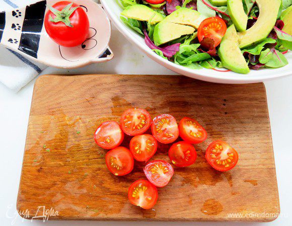 Помидоры черри режем на половинки.