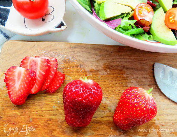 Клубнику нарезает ломтиками.