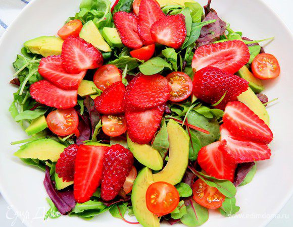 Выкладываем все это великолепие на салатные листья, приправляем оливковым маслом и бальзамическим соусом (кремом), по желанию солим, перчим.