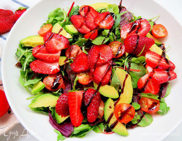 Вот такой вкусный и красивый салатик! Еще, мне кажется, тут будет уместен пармезан хлопьями или жареный сыр халуми. В следующий раз попробую эти варианты.